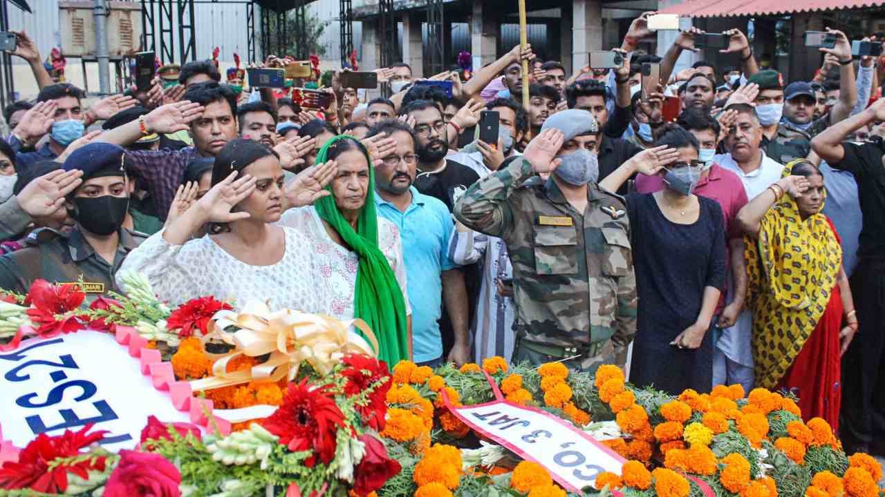 मेजर मयंक के अंतिम संस्कार के दौरान मेरठ सूरजकुंड शमशान घाट पर उमड़ी भीड़