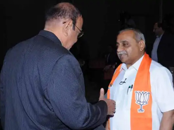 कांग्रेस के वरिष्ठ नेता और गुजरात के पूर्व मुख्यमंत्री शंकरसिंह वाघेला के साथ नितिन पटेल की फाइल फोटो। - Dainik Bhaskar