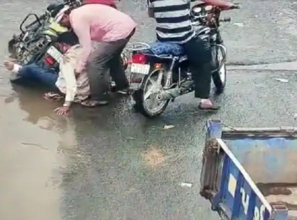 हाईवे के सिग्नल पर लगे CCTV कैमरे में कैद हुआ हादसा।