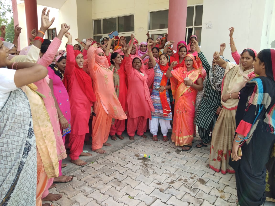 भोजन में कीड़े निकलने पर नारेबाजी करतीं कार्यकर्ता। - Dainik Bhaskar