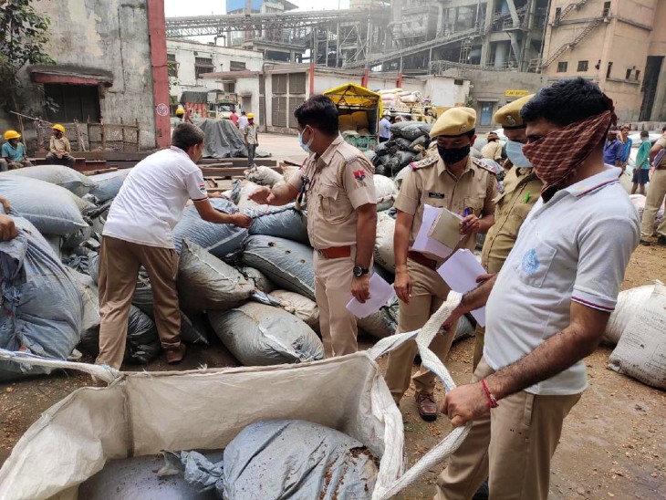 पुलिस की मौजूदगी में माल नष्ट करवाया गया।