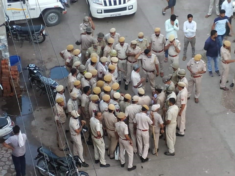 बाजार में भारी संख्या में पुलिस की तैनाती कर दी गई है।