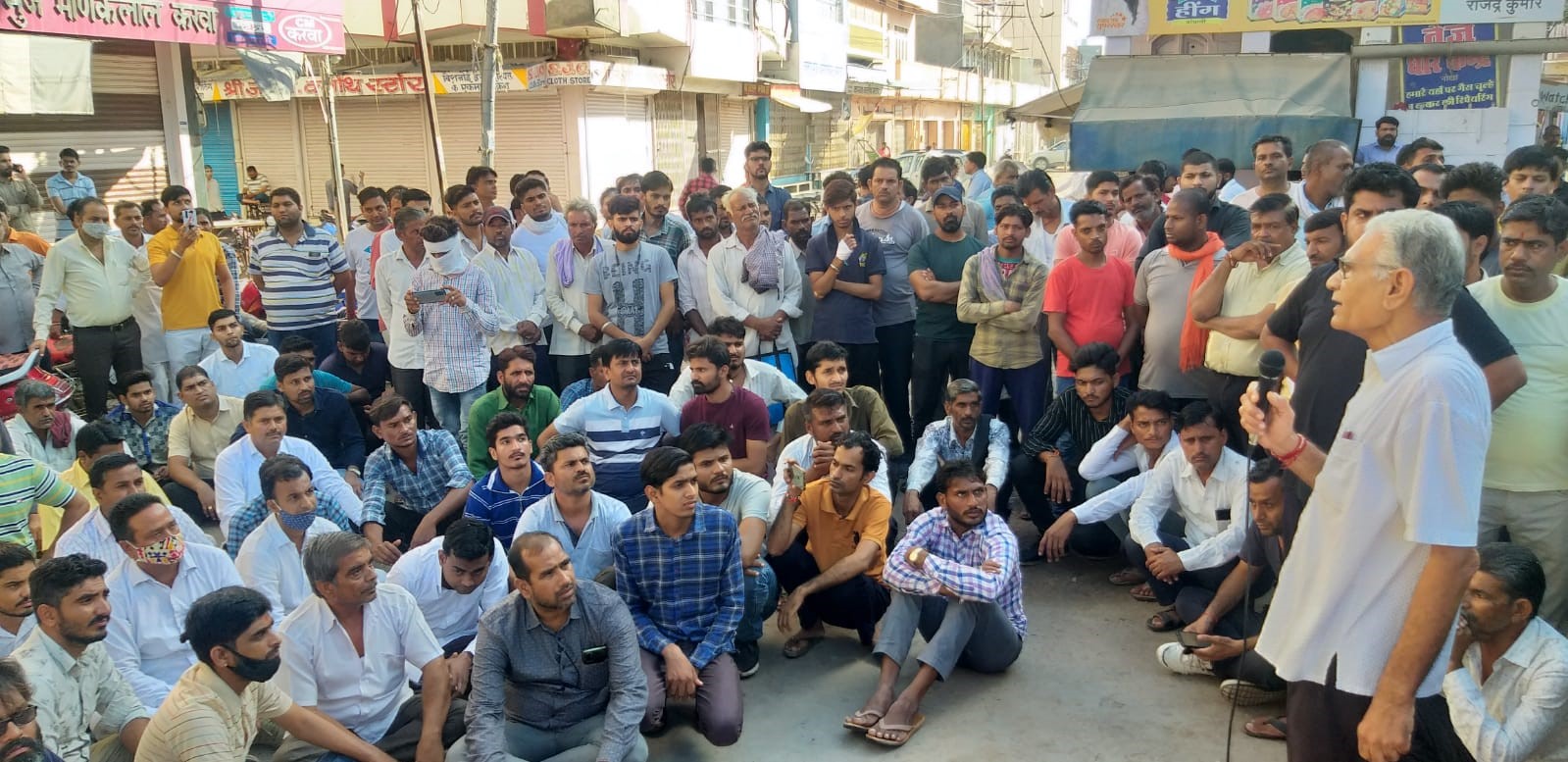 एक पक्ष के लोग तमिलनाडू से आए युवकों की गतिविधियां संदिग्ध बता रहे हैं।