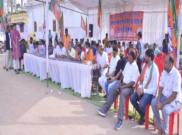 रविवार को परिसर में स्थापित होने के बाद।