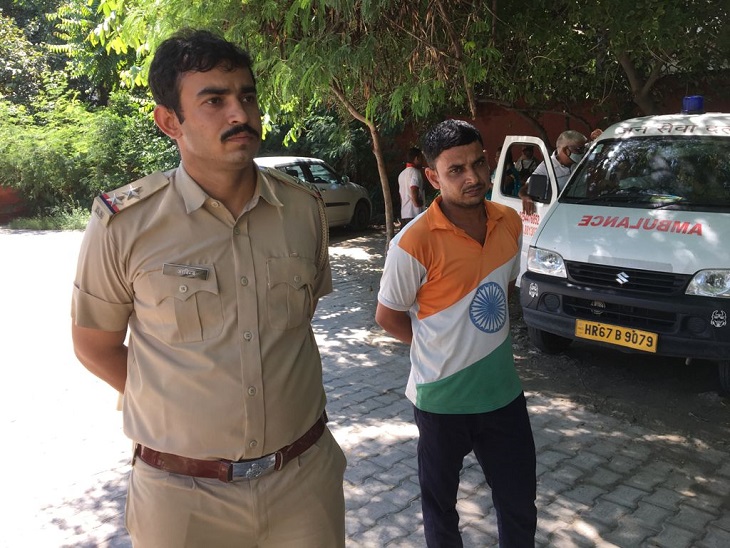 पानीपत सिविल अस्पताल में पहुंचा सुसाइड करने वाली महिला का पति प्रदीप (दाएं)।