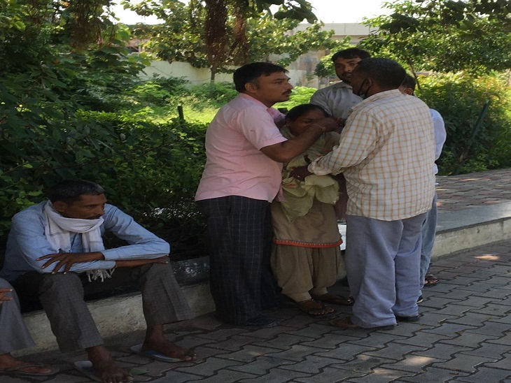 पानीपत सिविल अस्पताल में विलाप करते तेजपाल के परिजन।