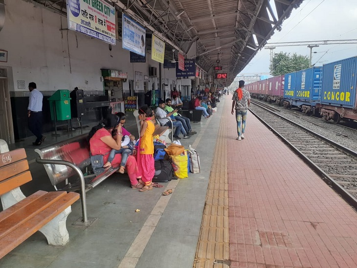 लोग ।
