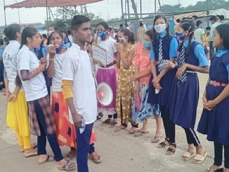 आम लोगों के लिए व्यापक रूप से संपर्क करने वाला त्रिपाली भी होता है। धरना चल रहा है।