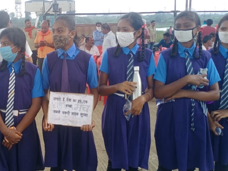 संलग्न पर लिखे गए हैं।