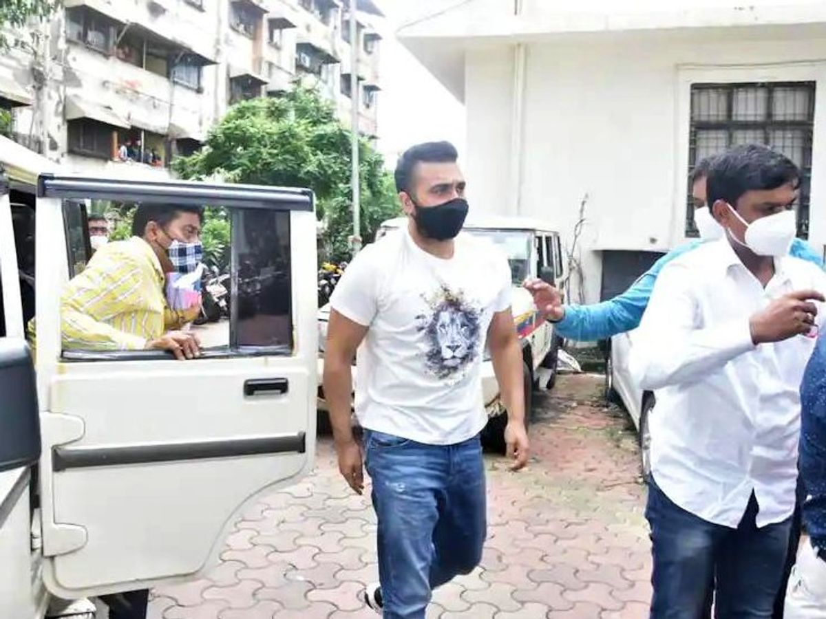 राज कुंद्रा को 19 जुलाई में अरेस्ट किया गया था। इसके बाद से वे सलाकों के पीछे हैं। - Dainik Bhaskar