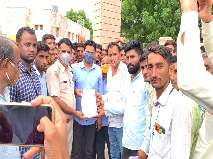 एसडीएम और डीएसपी को ज्ञापन सौंपते आरएलपी नेता उम्मेदाराम बेनिवाल व किसान।