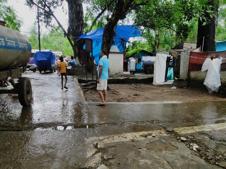 यह मांडवा की सुबह 2 बजे की तस्वीरें। पूरी तरह से जलभराव था।