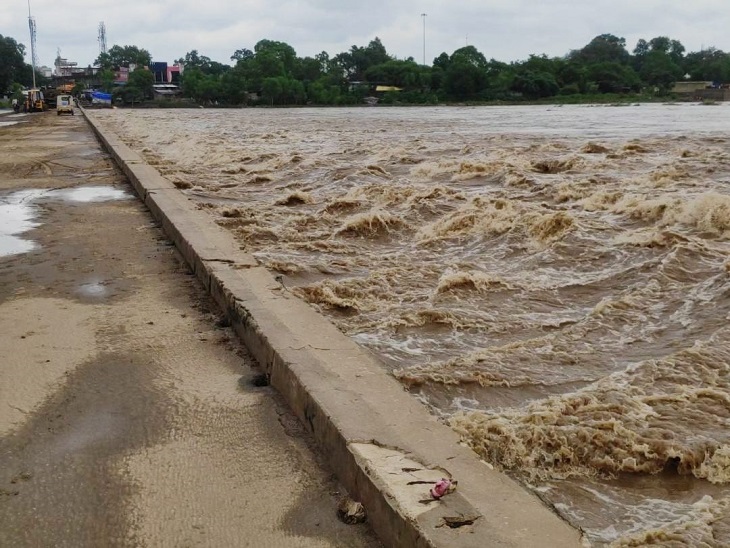 जल स्तर घटने के बाद भी तेज गति के साथ बह है पानी।
