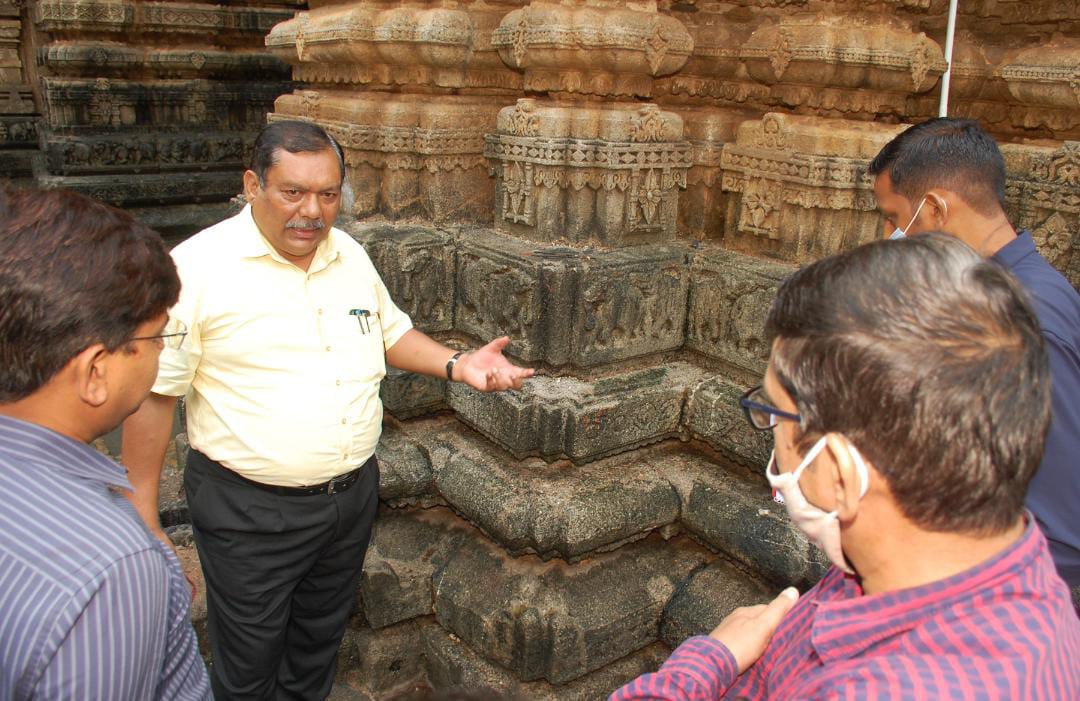 मंदिर की जांच अधिकारी विभाग के अधिकारी।