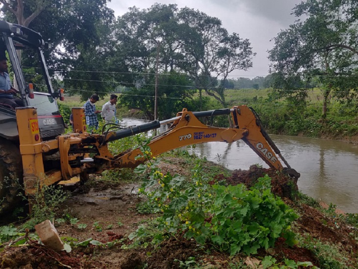अंबुजा माल के पास नाले को पाटने से गया।