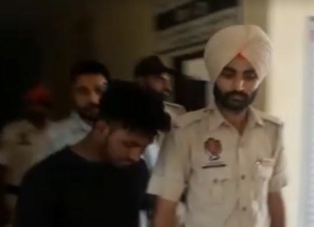 कोर्ट में पेशी के दौरान आरोपी रूबल।