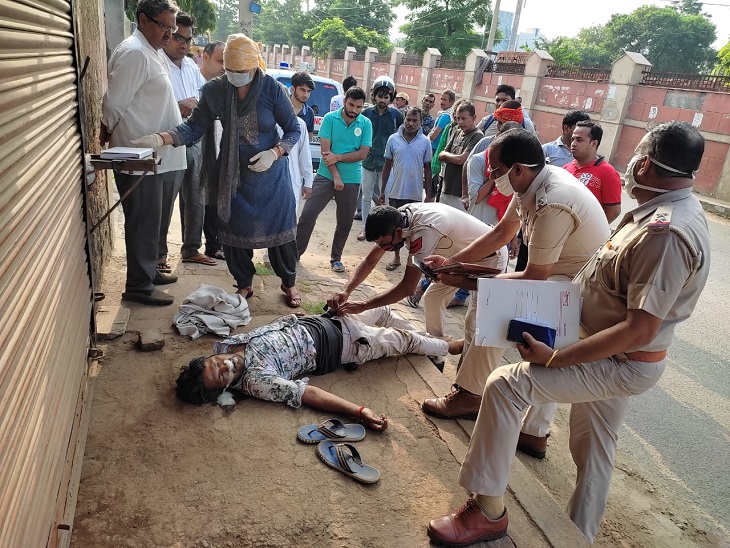जनता कॉलोनी में पुलिस चौकी के पास पड़े मिले शव की जांच करती पुलिस व एफएसएल टीम। - Dainik Bhaskar