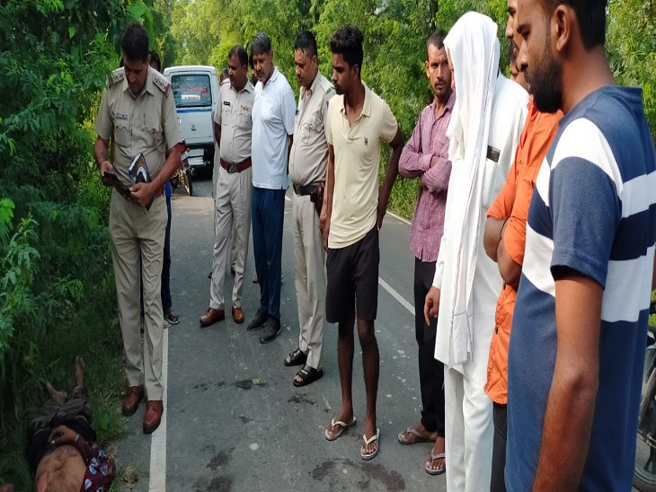 समचाना रोड पर पड़े मिले शव के पास जांच करते सांपला थाना प्रभारी इंस्पेक्टर राजेंद्र सिंह व साथ में खड़े ग्रामीण।