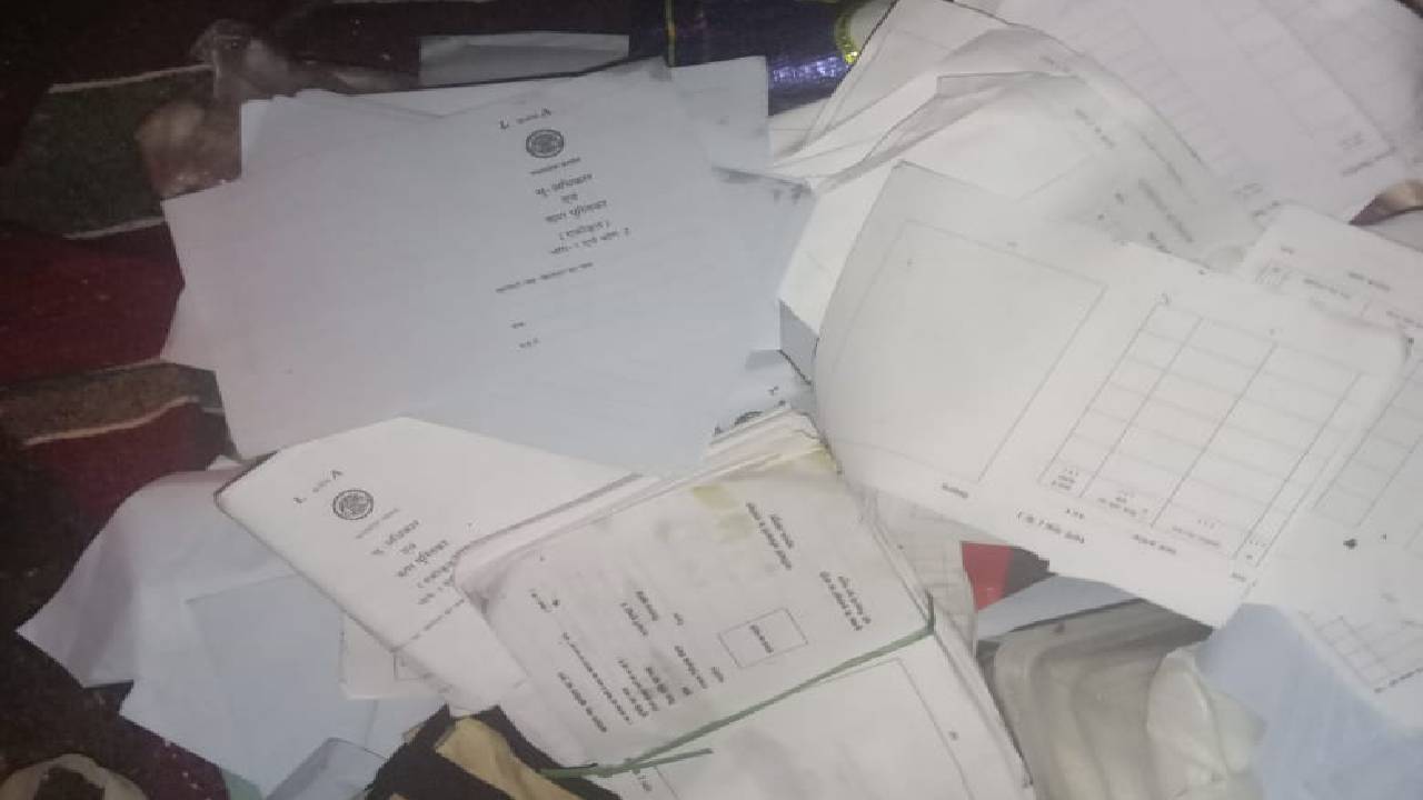 आरोपी के पास 450 फर्जी बही मिलीं।