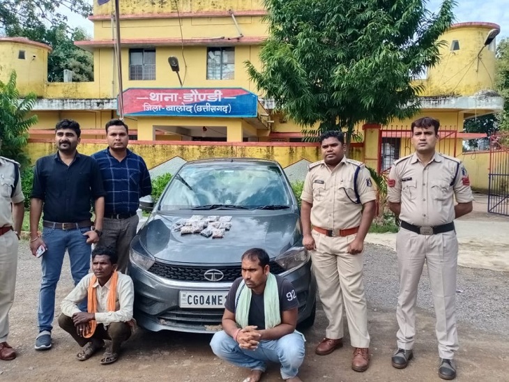 पुलिस ने साइबर सेल की मदद से रायपुर के खरौरा निवासी दोनों आरोपियों को गिरफ्तार कर लिया। आरोपियों से एक कार भी बरामद हुई है। - Dainik Bhaskar