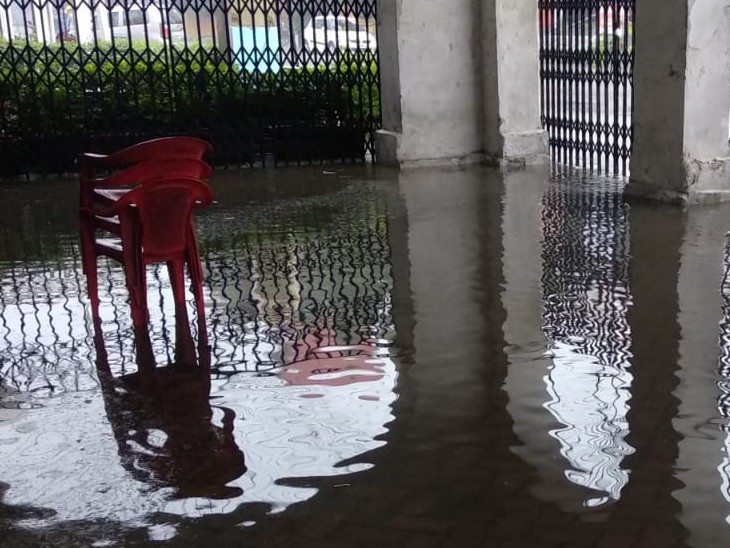 भारी बारिश के चलते सरकारी दफ्तरों में भी पानी भर गया है।