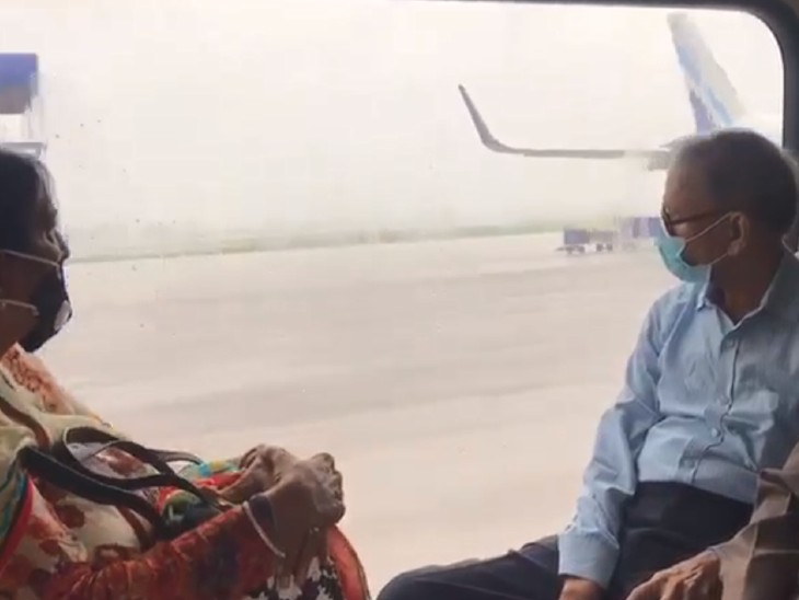 फोटो लखनऊ एयरपोर्ट का है। यहां भारी बारिश के चलते रनवे भी डूब गया है। फ्लाइट्स भी प्रभावित हो रही हैं।