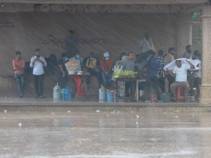 फोटो वाराणसी की है। यहां पिछले दो दिन से लगातार बारिश हो रही है।