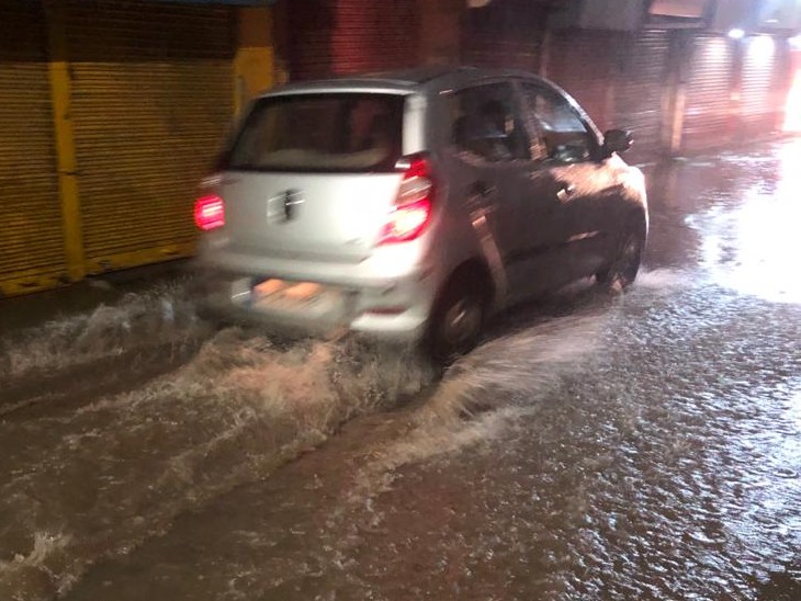 बारिश के चलते गलियों में पानी भर गया है।