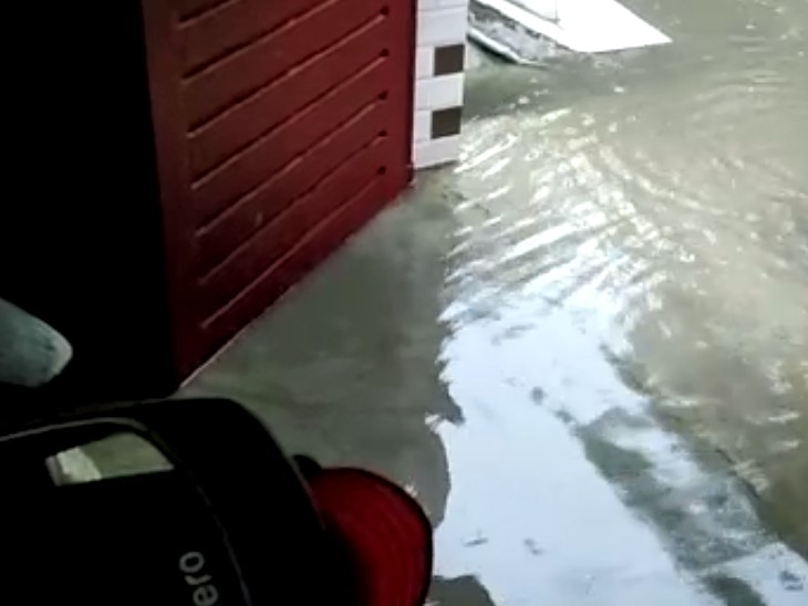 लखनऊ में लोगों के घरों के अंदर बारिश का पानी भर गया है।