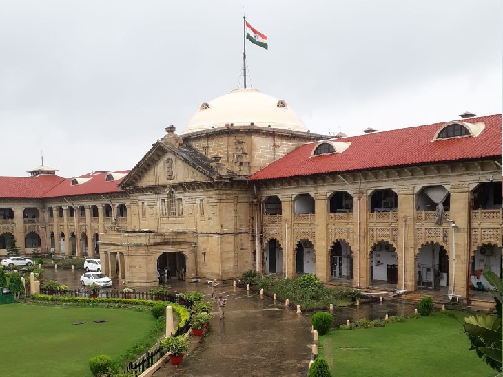हाईकोर्ट में डीजीपी को उस समय असहज होना पड़ा जब एक अधिवक्ता ने घेर लिया और प्रत्यावेदन देने की कोशिश करने लगा। - Dainik Bhaskar