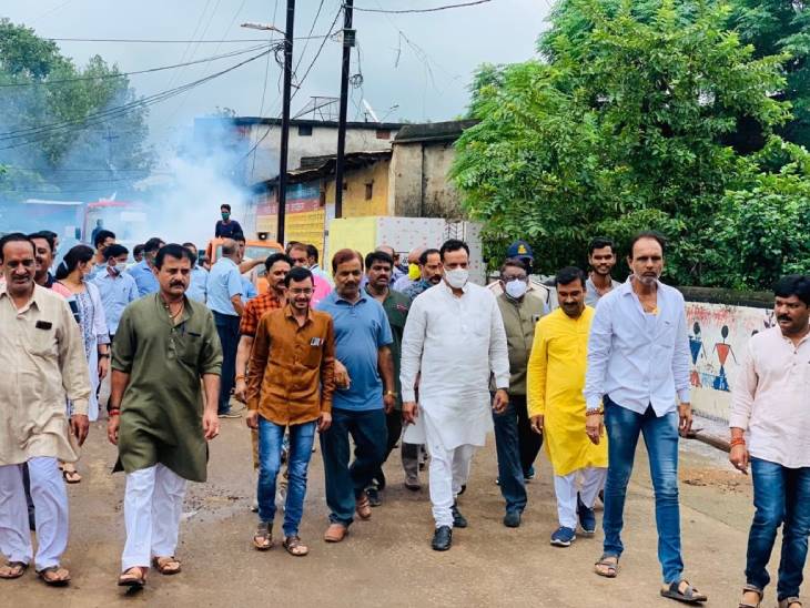 जनप्रतिनिधियों के साथ वार्डवार उतरी नगर निगम की टीम।