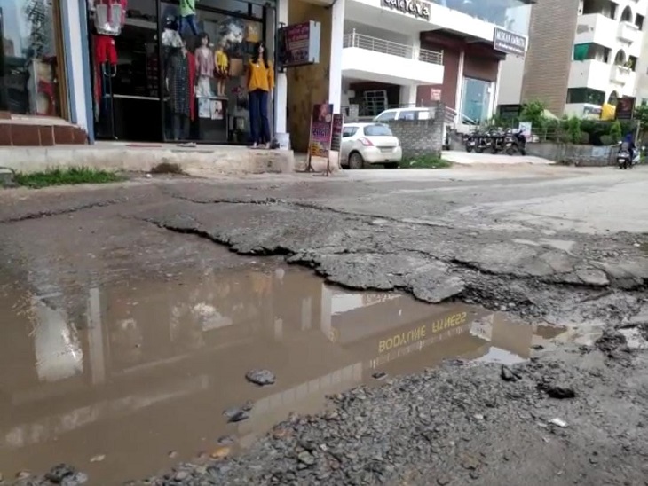 मुंगेली नाका चौक के पास।