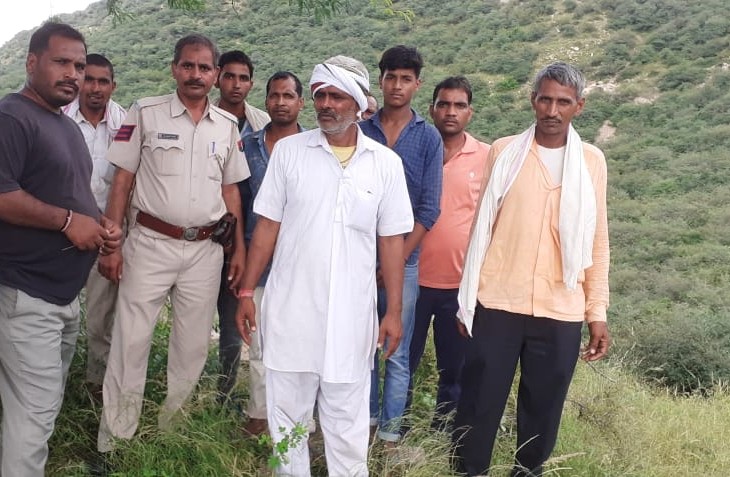 जंगल में तलाश करती पुलिस व ग्रामीण। घटना के दिन।