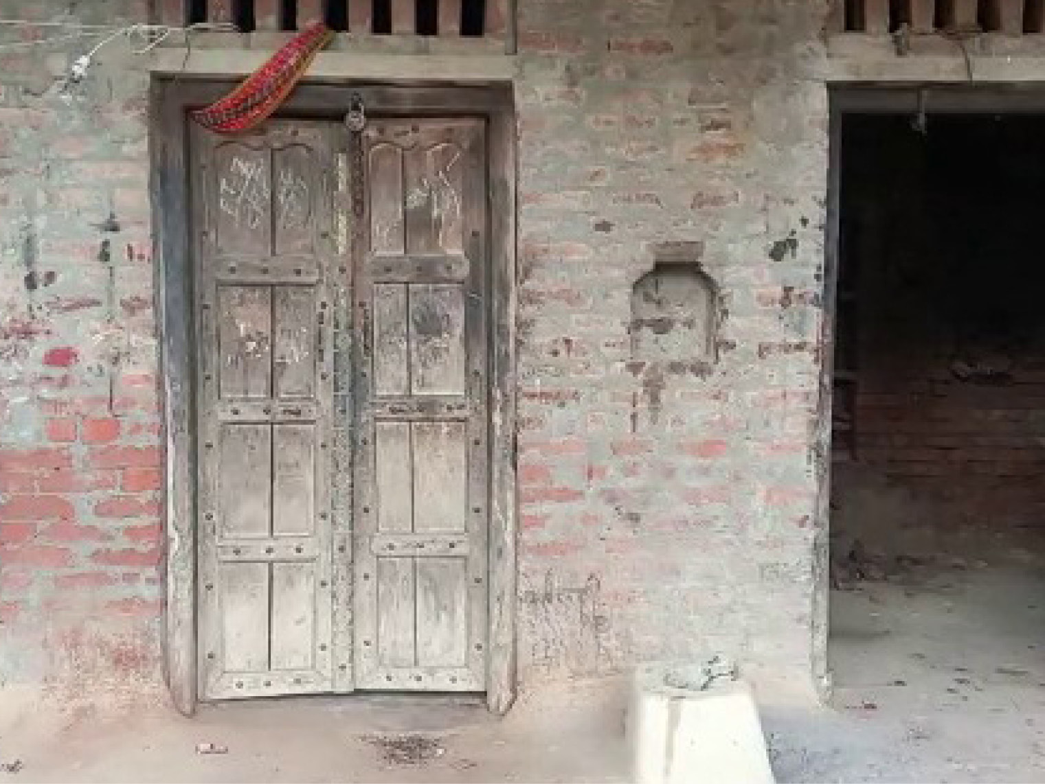 विलेज में एक से अधिक बार बढ़े हुए थे।