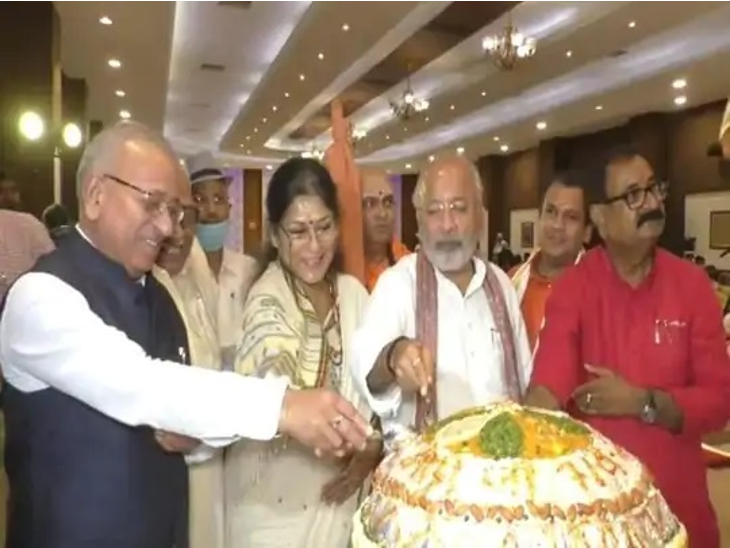 प्रधानमंत्री नरेंद्र मोदी के जन्मदिन पर वाराणसी में 71 किलो लड्डू का केक बनाकर काटा गया।