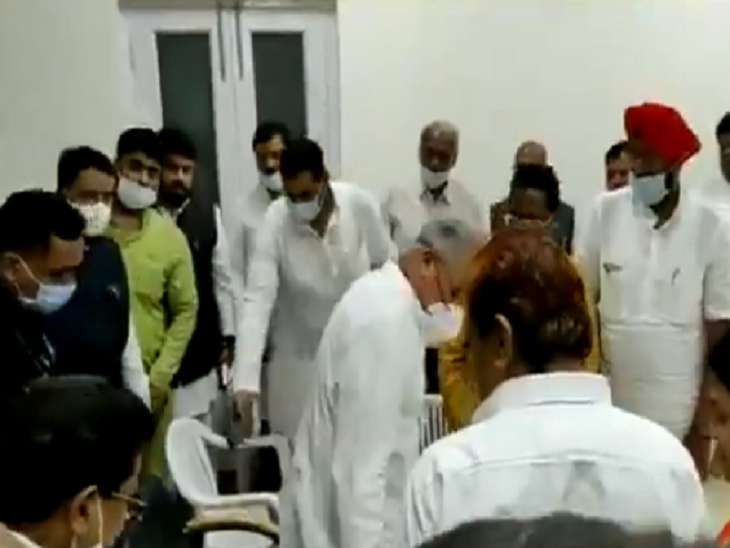 दिल्ली की रोशनी के साथ।