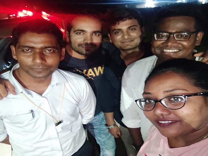 दोस्तों के साथ निधि।