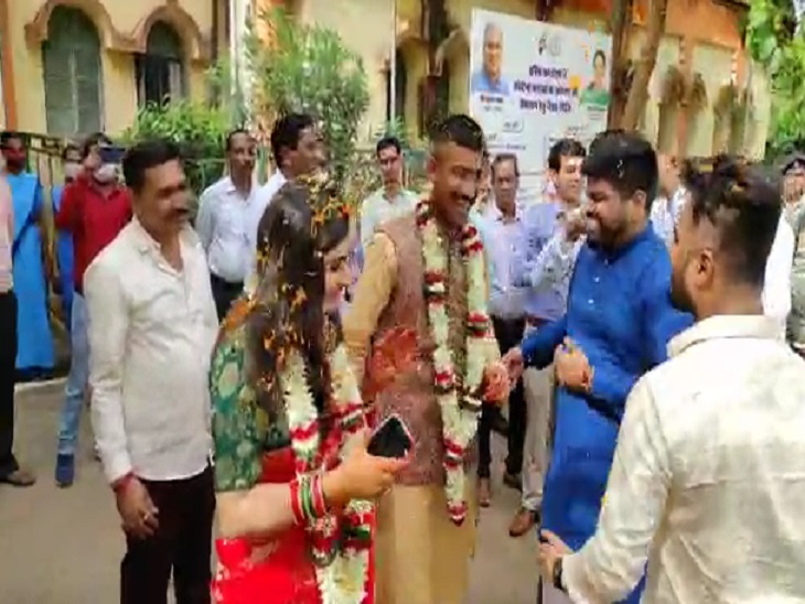 बाहर भी किया गया।