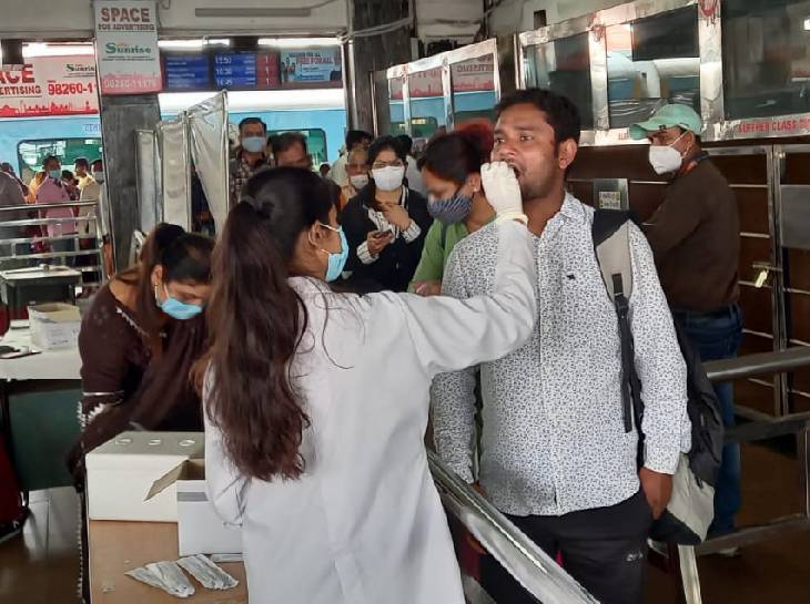 भोपाल स्टेशन पर यात्रियों की कोरोना की जांच की जा रही है। - Dainik Bhaskar