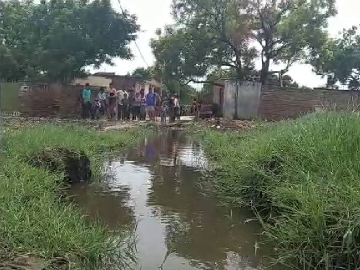 गांव में बेकार का अंबार
