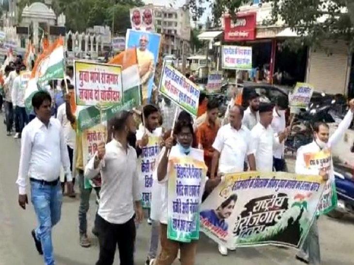 यूथ कांग्रेस कार्यकर्ताओं ने शहर में निकाली रैली।