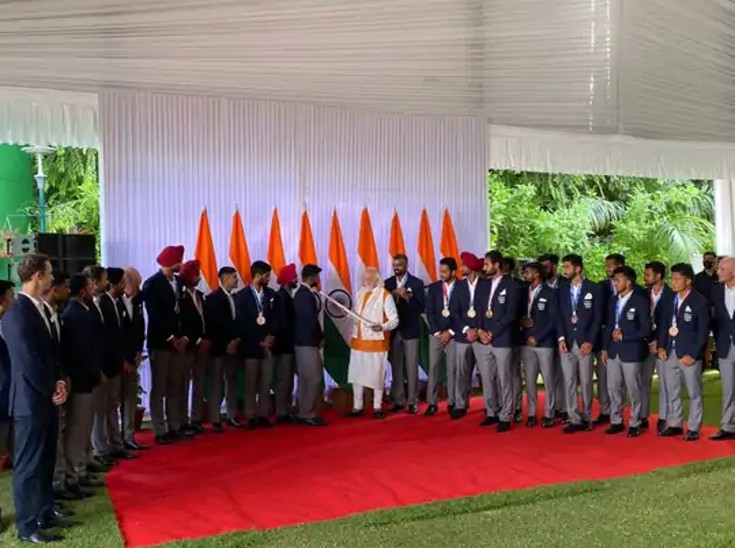 टोक्यो से लौटने के बाद भारतीय पुरुष हॉकी टीम ने PM मोदी को ऑटोग्राफ की गई हॉकी स्टिक भेंट की थी।