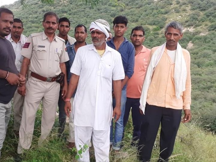 पहले दिन युवती के तेंदुआ के उठा ले जाने की सूचना मिलने के बाद जंगल में तलाशी ली गई।