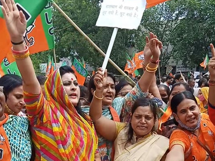 डीसीपी को ज्ञापन सौंपकर वापस लौटी कार्यकर्ता।