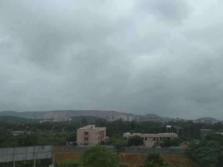 जयपुर में आज सुबह से छाए बादल।
