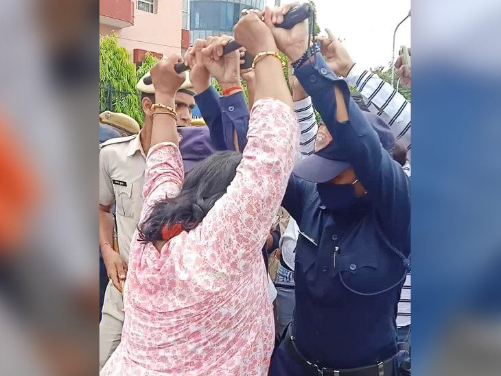 22 गोदाम सर्किल पर काफी देर तक झड़प चलती रही।