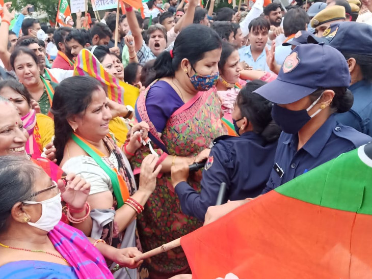 बिगड़ी कानून व्यवस्था के खिलाफ निकाले गए विरोध मार्च को कुछ इस तरह रोका गया।