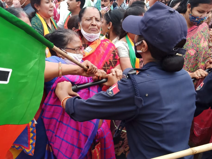 बीजेपी महिला कार्यकर्ता पुलिस से भिड़ी।