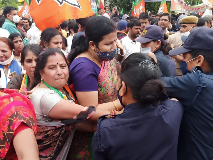 भाजपा कार्यकर्ता कांग्रेस सरकार की नीतियों के खिलाफ प्रदर्शन कर रहीं थीं।