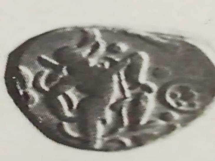 मिहिर भोज के शूकर मुख आकृति वाले सिक्के।